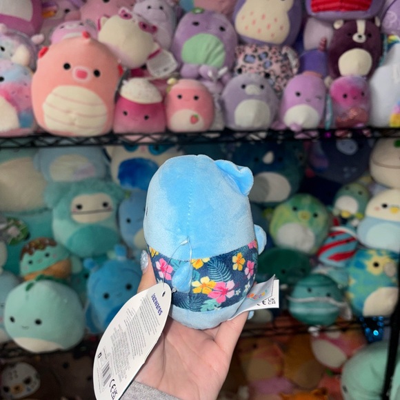 Rey the blue shark with floral short squishmallow NWT 5in - Picture 4 of 5